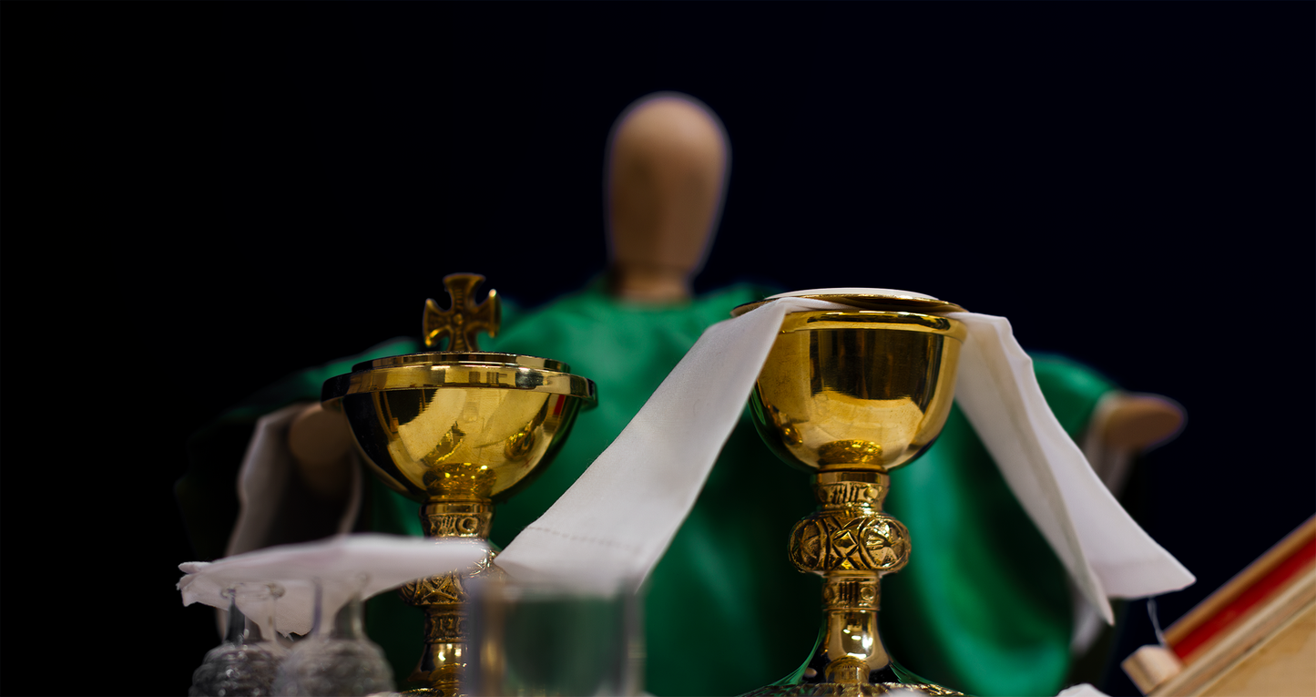 Mass Kit with Vestments & Altar Linens